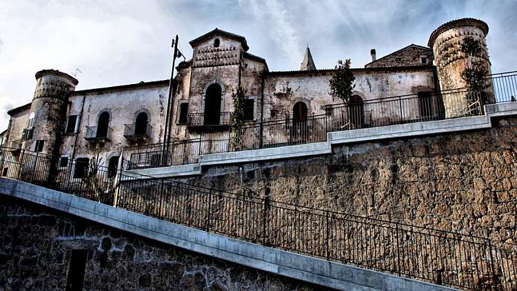 FORNELLI, IL BORGO DELLE SETTE TORRI IMMERSO TRA GLI ULIVI