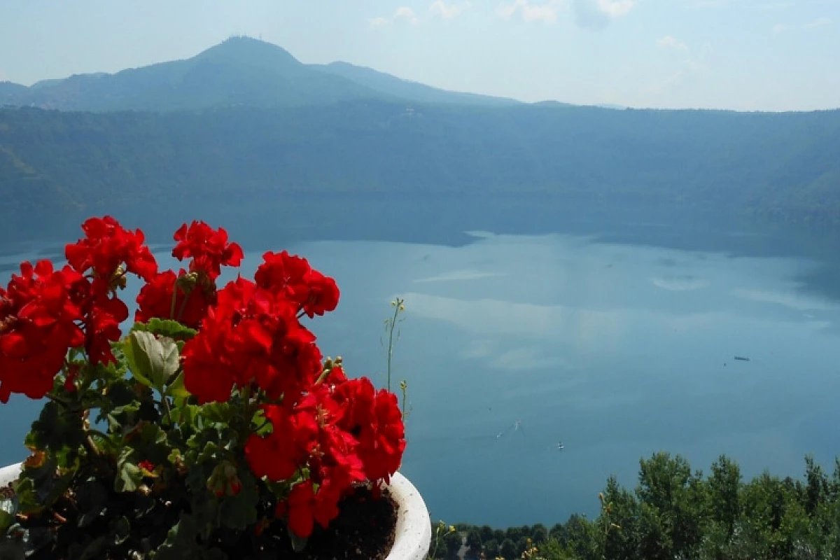 CASTEL GANDOLFO, IL BORGO DELLE CANTINE NELLA ROCCIA VULCANICA