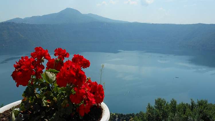 CASTEL GANDOLFO, IL BORGO DELLE CANTINE NELLA ROCCIA VULCANICA
