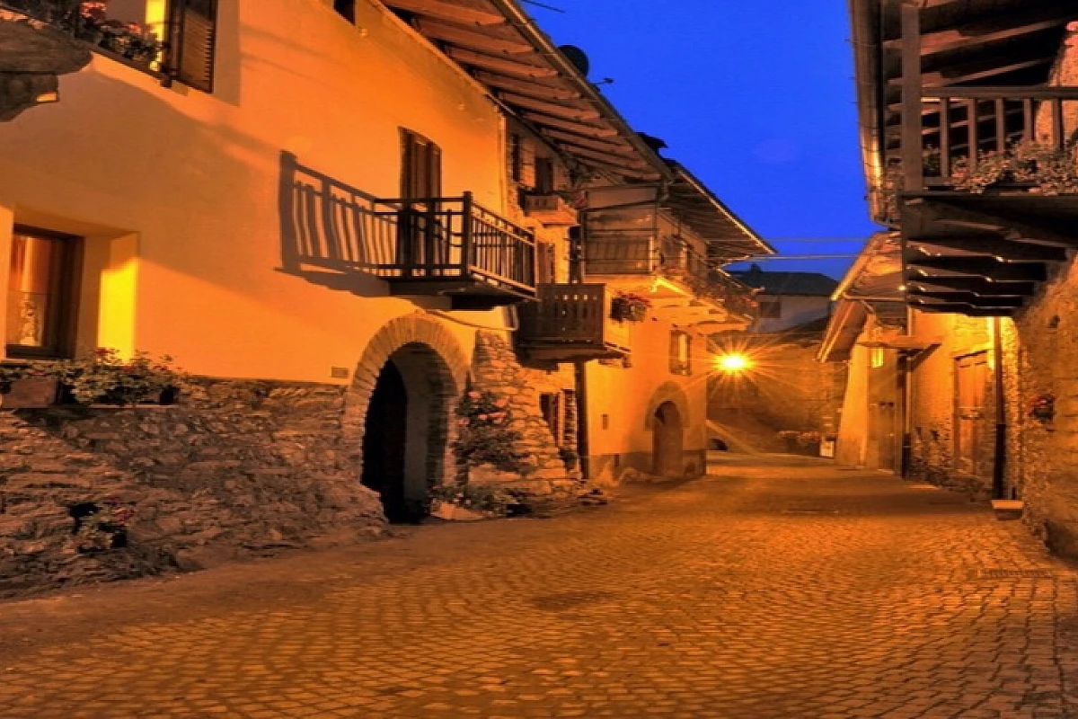 2 NOTTI NEL BORGO DI ETROUBLES, NELLA VALLE DEL GRAN SAN BERNARDO