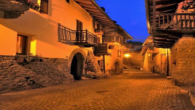 2 NOTTI NEL BORGO DI ETROUBLES, NELLA VALLE DEL GRAN SAN BERNARDO