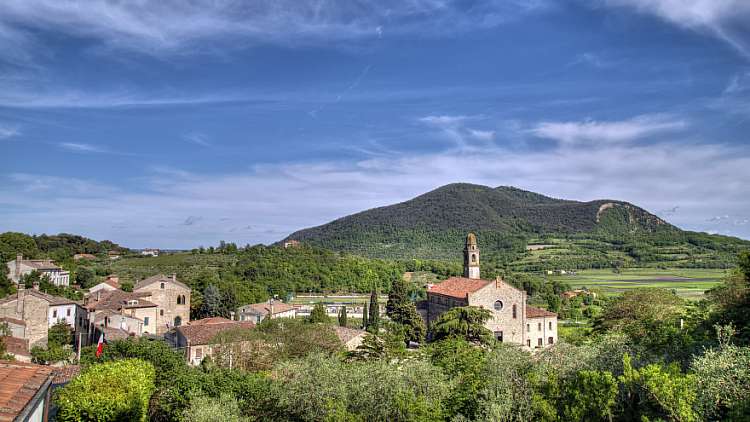 ARQUA' PETRARCA, UN BORGO PIENO DI STORIA E GUSTO NEI COLLI EUGANEI