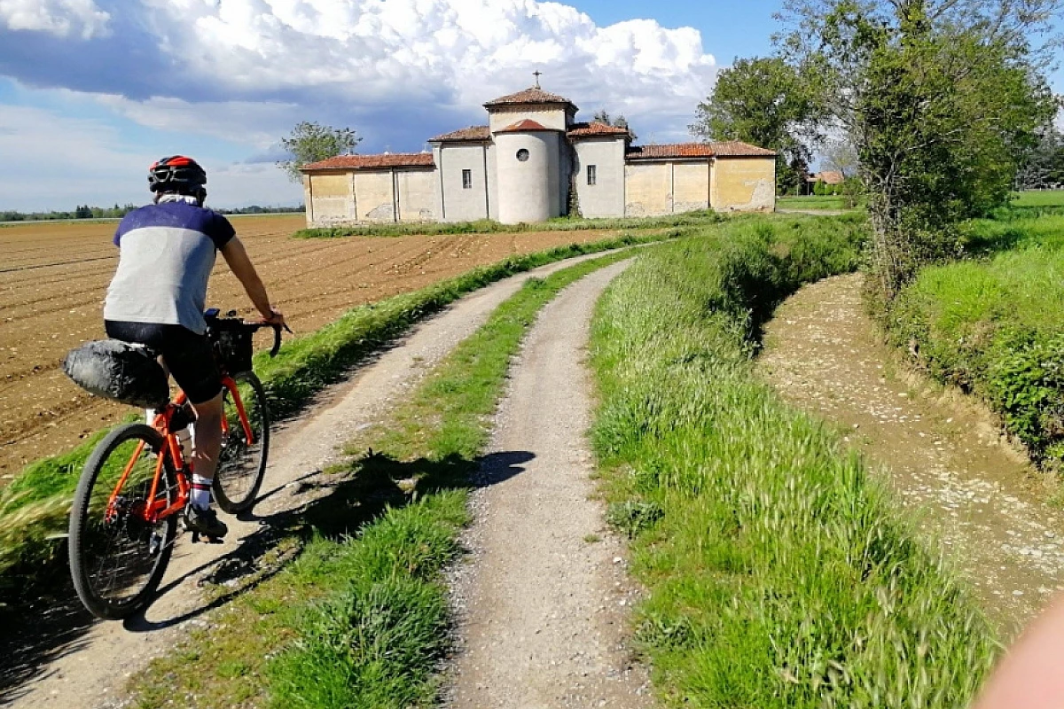 Alla scoperta della collina che fa festa agli spaventapasseri