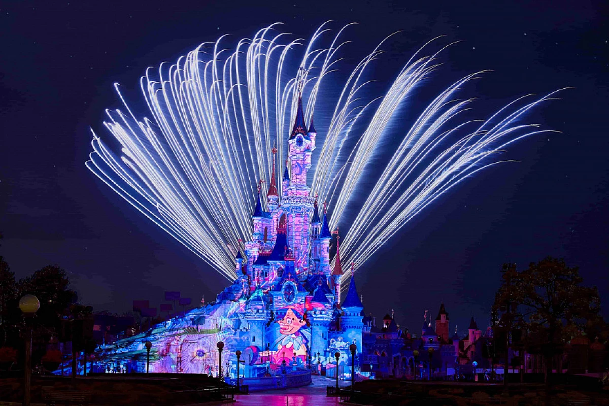 Vivi lo spettacolo di Disney Tales of Magic a Disneyland Paris