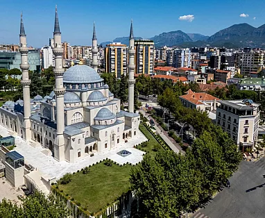 Weekend a Tirana con volo diretto da Roma e 2 notti tra cultura balcanica e atmosfera moderna