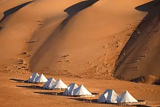 Un'esperienza da mille e una notte: ecco come dormire in un magico camp nel deserto dell'Oman