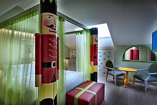 Un design in stile opera trasformerà il tuo soggiorno in un vero racconto di fantasia: questo hotel a Milano sembra uscito da una fiaba