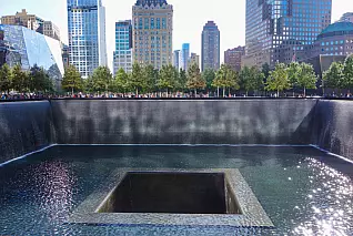 La piazza dove il silenzio si fa assordante: ecco perchè Ground Zero è in grado di farti toccare con mano l'anima della Grande Mela