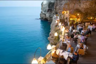 Una vera e propria magia scavata nella roccia: a Polignano a Mare c'è un ristorante dove l'atmosfera vale il prezzo del biglietto