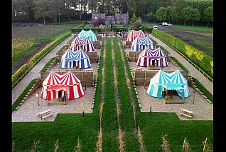 Vuoi sentirti un cavaliere? Ai piedi del castello di Leeds c'è un glamping dove dormirai in antiche tende cavalleresche