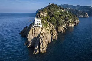 Affacciato sul mare di Portofino si trova il faro più chic di tutta la Liguria: la location perfetta per un aperitivo unico
