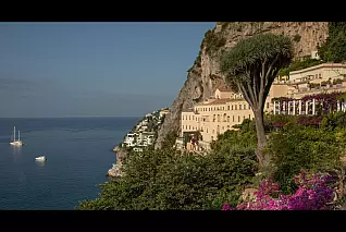 Da antico convento a vera e propria perla della Costiera Amalfitana; ecco l'hotel che ha scritto la storia del turismo campano