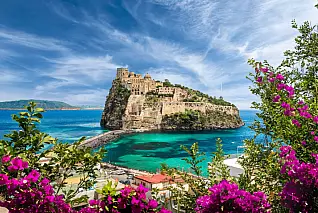Ischia, un viaggio nel cuore del Golfo di Napoli: guida alle spiagge più belle e ai luoghi da esplorare