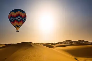 Esperienza unica a Dubai: vola in mongolfiera e ammira l'alba sul deserto