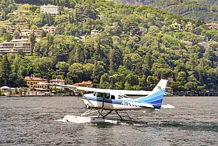 Esperienza unica: pilotaggio su idrovolante con vista panoramica sul lago di Como