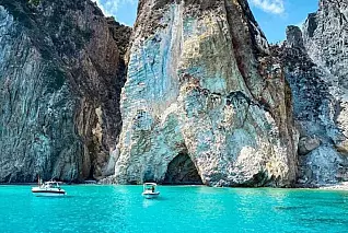 Ponza e Palmarola: alla scoperta di spiagge e faraglioni in catamarano